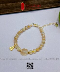 Lắc tay Thạch Anh Tóc Vàng mix Cỏ 4 Lá – mang lại may mắn, tài lộc và năng lượng tích cực cho nàng mệnh Kim – Thổ. Thiết kế tinh tế, đá tự nhiên 100% từ Leegems. - Ảnh 3