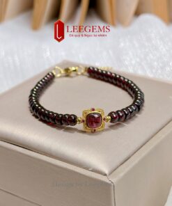 Lắc Tay Đá Garnet Vip – Dạng Hạt Bánh Xe mix Charm Đá Quý – Sang trọng, quyến rũ & phong thủy mạnh cho mệnh Hỏa – Thổ I Leegems